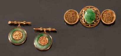 null Lot orné de jade ou pierre d'imitation et décoré de caractères asiatiques comprenant...
