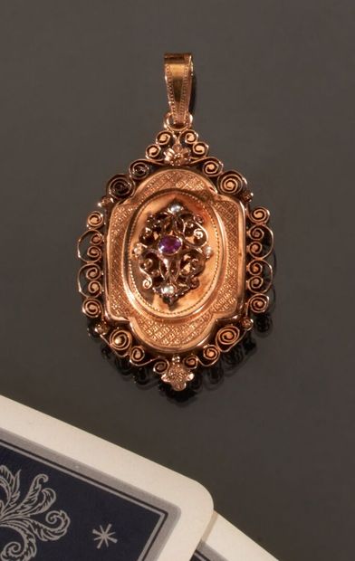null Pendant medallion opening in yellow gold 750 thousandths, the center decorated...