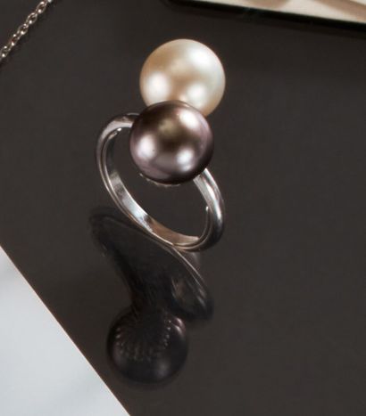 null Bague "Toi et Moi" en or gris 750 millièmes ornée au centre de deux perles de...
