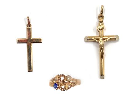 null Lot en or jaune 750 millièmes comprenant deux pendentifs croix et une bague.
(Manques...