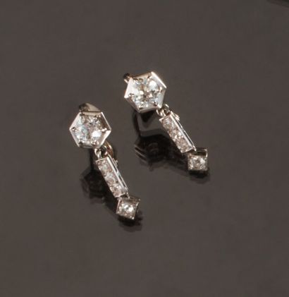 null Paire de boucles d'oreilles en platine 850 millièmes chacune ornée de diamants...