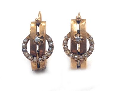 null Lot in yellow gold 750 thousandths decorated with small half pearls including...