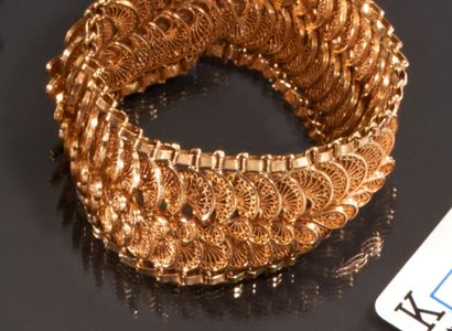null Bracelet articulé en or jaune 750 millièmes les maillons ajourés à décor filigrané.
Poids...