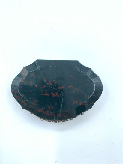 null Small box with contours in blood jasper, the setting in vermeil, the hinged...