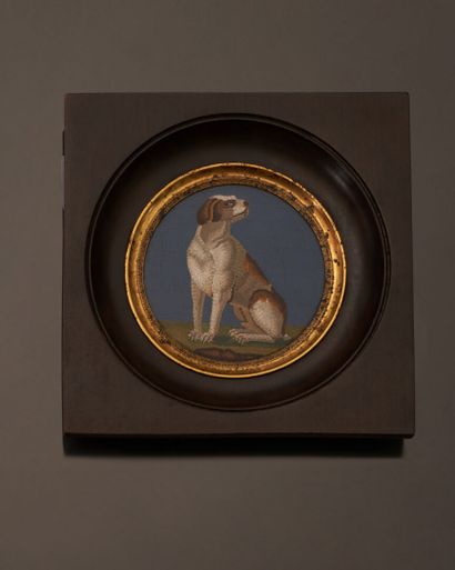 null Micromosaïque de forme ronde figurant un chien assis sur fond bleu. Dans un...