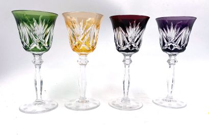 null Ensemble de verres à pieds en cristal de Bohème comprenant environ 24 verres...