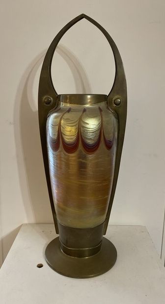 null Dans le gout de LOETZ
Grand vase en verre et base et anses en métal doré. 
H....