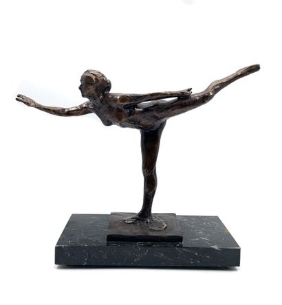 null École moderne - A&T 
Danseuse
Épreuve en bronze à patine brune, signée sur la...