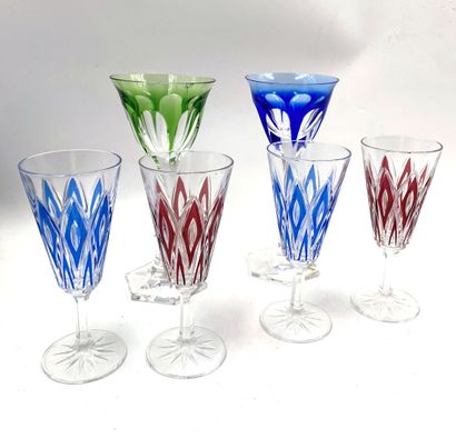 null Ensemble de verres à pieds en cristal de Bohème comprenant environ 24 verres...
