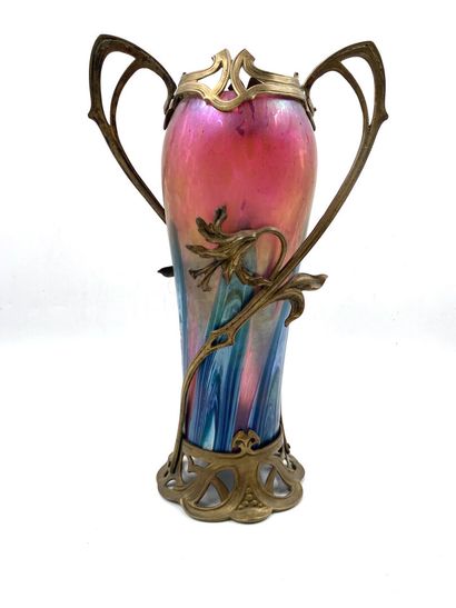 null Dans le goût de Loetz
Vase en verre irisé marbré rose orangé et bleu à monture...