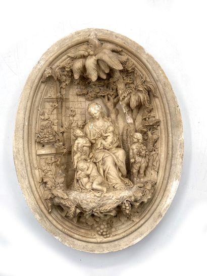 null BAS RELIEF de forme ovale en plâtre sculpté figurant une vierge à l'enfant....