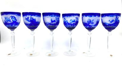null Ensemble de verres à pieds en cristal de couleur bleu à décor gravé en réserve...