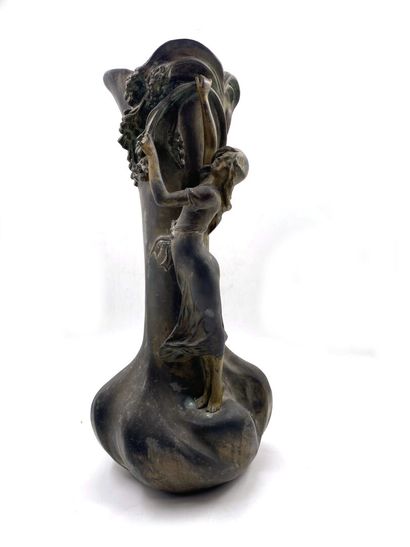 null GRAND VASE en bronze patiné à décor en relief d'une vase tenant un drapé. 
Travail...