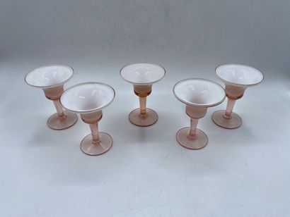 null Ensemble de cinq verres à pieds en opaline rose et blanc. 
Haut. 12 cm 