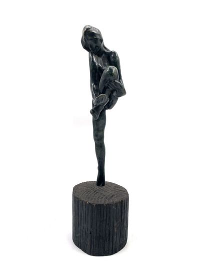 null D'après Rodin
Femme nue
Épreuve en bronze à patine verte. 
Haut. 32 cm 