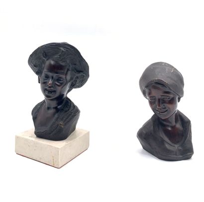 null DE MARTINO (XXe siècle)
Portrait de jeune garçon au chapeau et de femme au foulard
Deux...