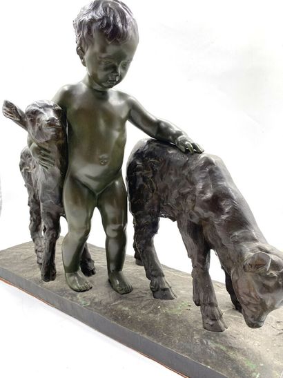 null Richard FATH (1900-1952) 
Enfant et brebis
Épreuve en bronze à patine brune...