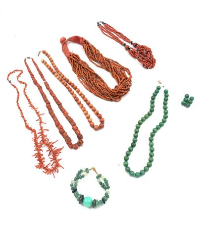 null ENSEMBLE de colliers, bracelets et bagues en pierres de couleurs verte, corail...