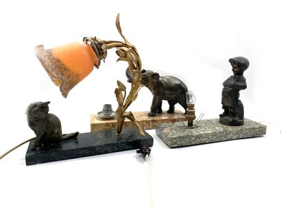 null TROIS LAMPES de table à décor d'animaux sur une base rectangulaire en marbre....