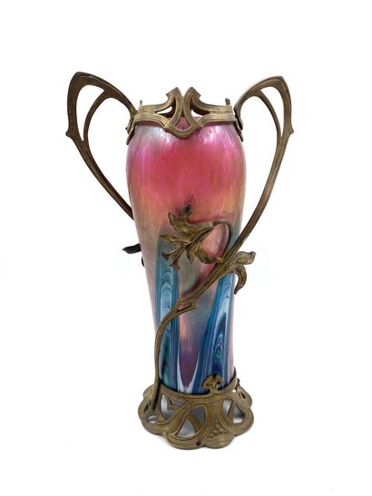 null Dans le goût de Loetz
Vase en verre irisé marbré rose orangé et bleu à monture...
