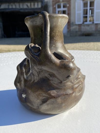null Jean GARNIER (1853-v.1910)
Petit vase balustre en étain à patine brune à décor...