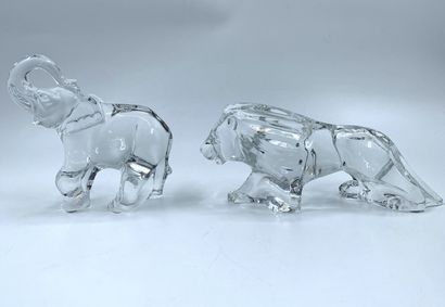 null BACCARAT
Éléphant et lion marchants
Deux épreuves en cristal 
Éléphant : H....