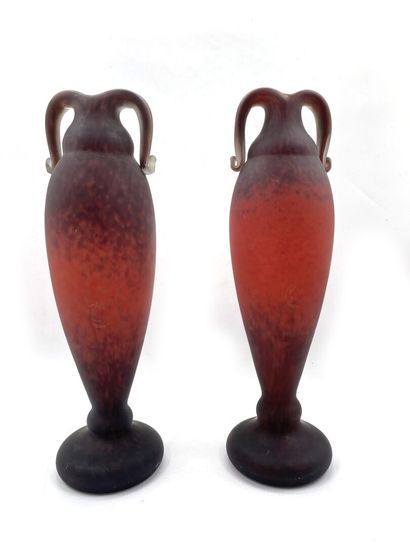 null DELATTE Nancy
Paire de vases en verre marmoréen rouge orangé à deux anses en...
