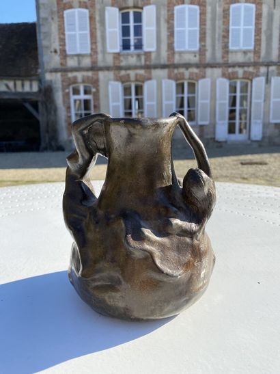 null Jean GARNIER (1853-v.1910)
Petit vase balustre en étain à patine brune à décor...
