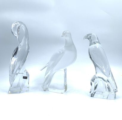 null DAUM, LALIQUE et BACCARAT 
Trois figurines en cristal figurant un cygne, une...