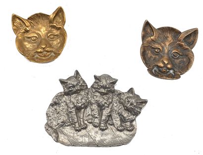 null Ensemble de trois vide-poches figurant des chats en bronze argenté et doré.
XIXe-XXe...