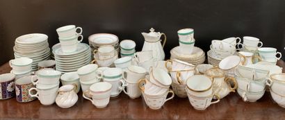 null Lot de porcelaines comprenant partie de service à thé, verseuses tasses et sous-tasses...