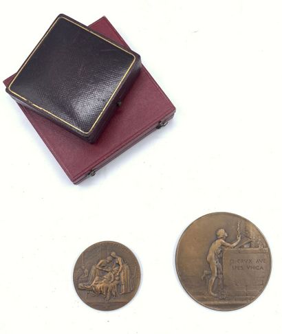 null G. DUPRE 
Médaille en bronze à décor d'un homme priant appuyé sur un socle portant...