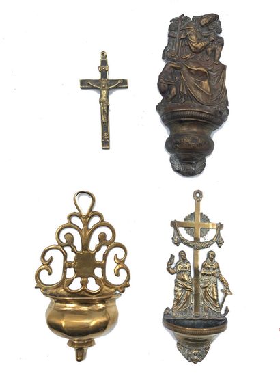 null Ensemble de trois bénitiers et un crucifix en laiton 
XIXe-XXe siècle 
