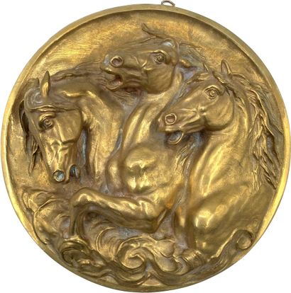 null Médaillon en bronze doré à décor en bas-relief de trois chevaux cabrés.
XIXe...