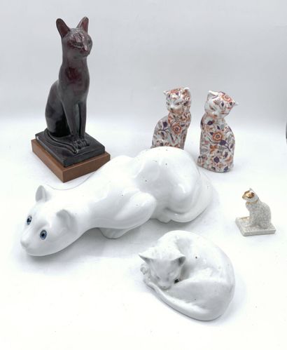 null Ensemble de sujets représentant des chats en porcelaine et plâtre patiné. 
XXe...