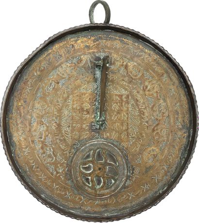 null Instrument en bronze à décor gravé des signes du zodiaque.
Diam. : 17 cm 
(Légers...