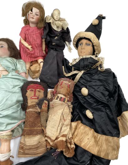 null Ensemble comprenant trois poupées tête porcelaine (une cassée), deux pierrots...