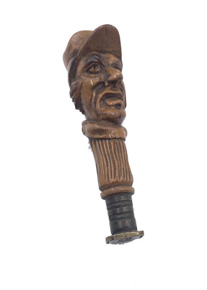 null Cachet en bois sculpté figurant une tête d'homme coiffé d'une casquette.
XXe...