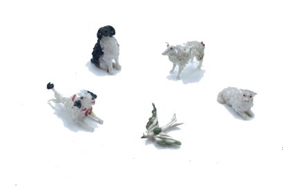 null Ensemble comprenant cinq figurines miniatures en verre représentant deux moutons,...