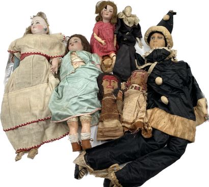 null Ensemble comprenant trois poupées tête porcelaine (une cassée), deux pierrots...