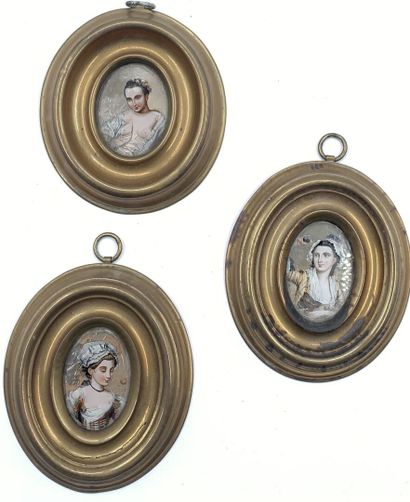 null Trois miniatures ovales à décor peint polychrome figurant des portraits de femmes,...