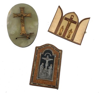 null Ensemble comprenant de trois crucifix, un en métal gravé dans un cadre en cuir...