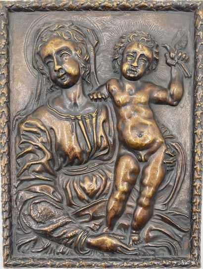 null Plaque rectangulaire en bronze à patine médaille représentant le Vierge à l'enfant.
XIXe...