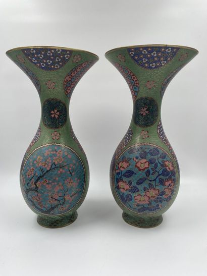 null JAPON
Paire de vases balustres à col tulipe en émaux cloisonnés à décor de branches...