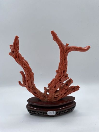 null CHINE, XXe siècle 
Groupe en corail sculpté de deux branches ornées de garçons...