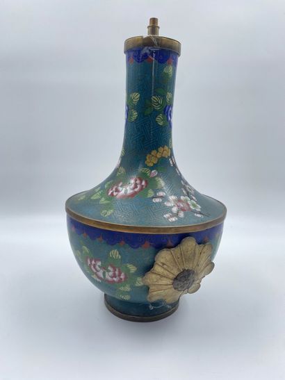 null CHINE
Vase balustre en bronze à décor en émaux cloisonnés de fleurs sur fond...