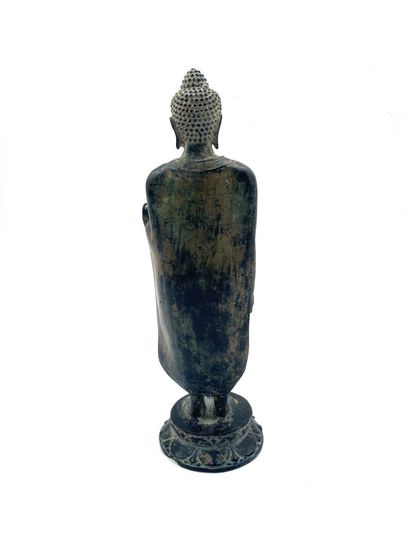 null THAILANDE, XIXe siècle 
Bouddha debout en bronze patiné. 
Haut. 27,5 cm 