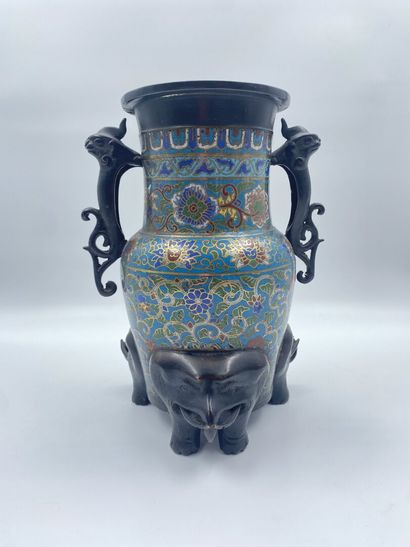 null CHINE
Vase en bronze et émaux cloisonnés reposant sur un pietement tripodes...