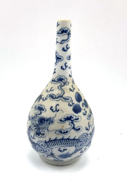 null * VIETNAM
Petit vase balustre à long col en porcelaine à décor en camaïeu bleu...