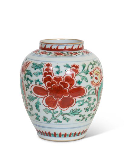 null CHINE
Vase en porcelaine à décor polychrome d'animaux et rinceaux. Porte une...